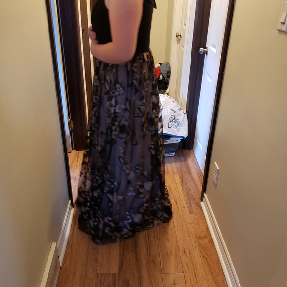 Prom or Grad dress - Picture 3 of 5